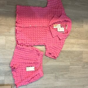 new in, top & short set. pink, puffy pattern.